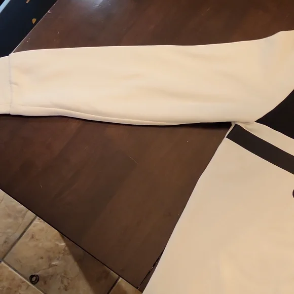 Calvin Klein - Picture 4 of 8